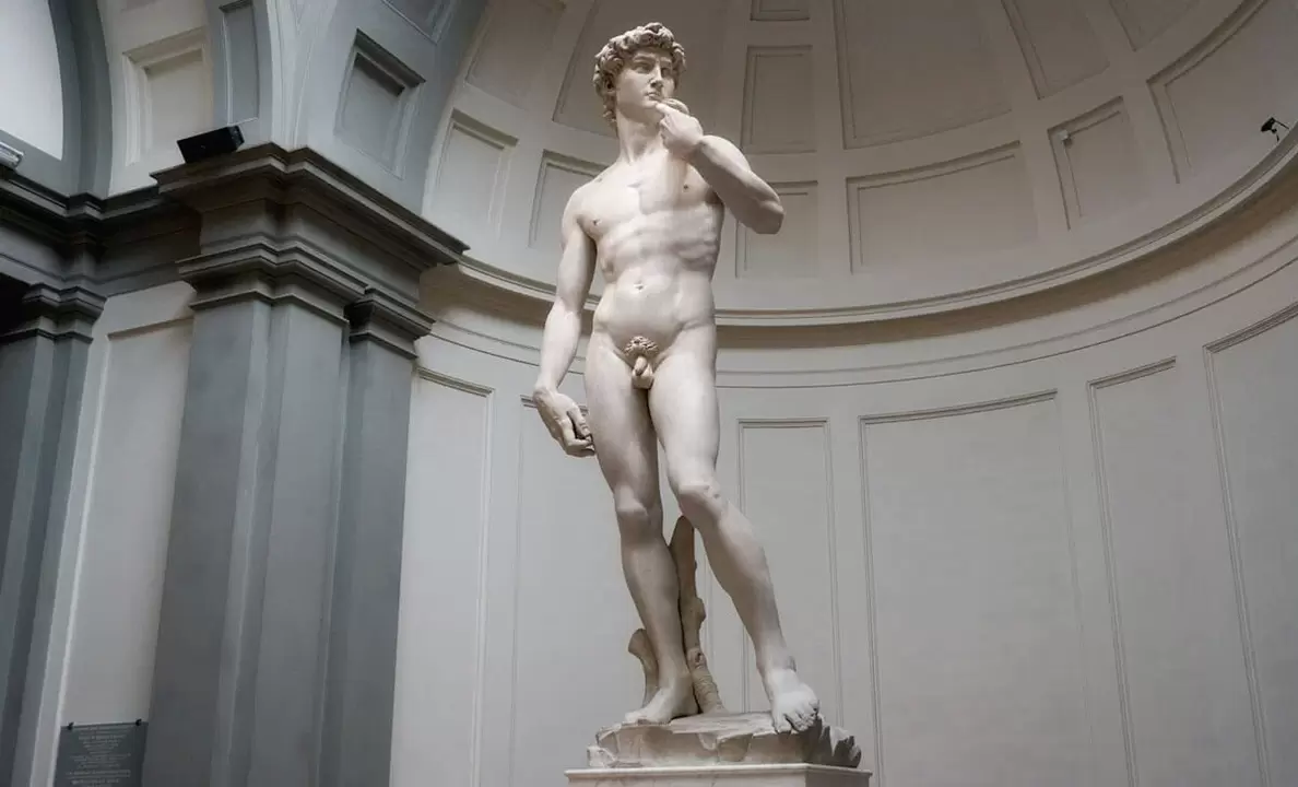 статуя на гол мъж и уголемяване на пениса
