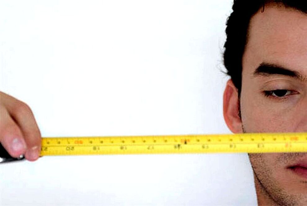 мъж с линийка измерва пениса преди уголемяване
